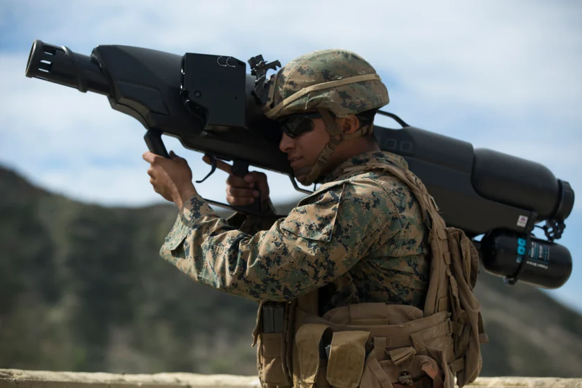 SkyWall 100-netkaster holdt af en amerikansk marinesoldat