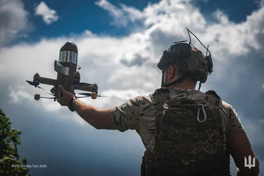 STING-interceptor holdt af en ukrainsk soldat